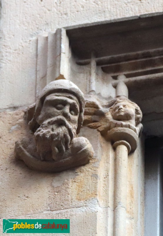 Barcelona - Palau de Lloctinent, detall d'una finestra (Foto: Albert Esteves, 2020) Barcelona - Palau de Lloctinent, detall d'una finestra