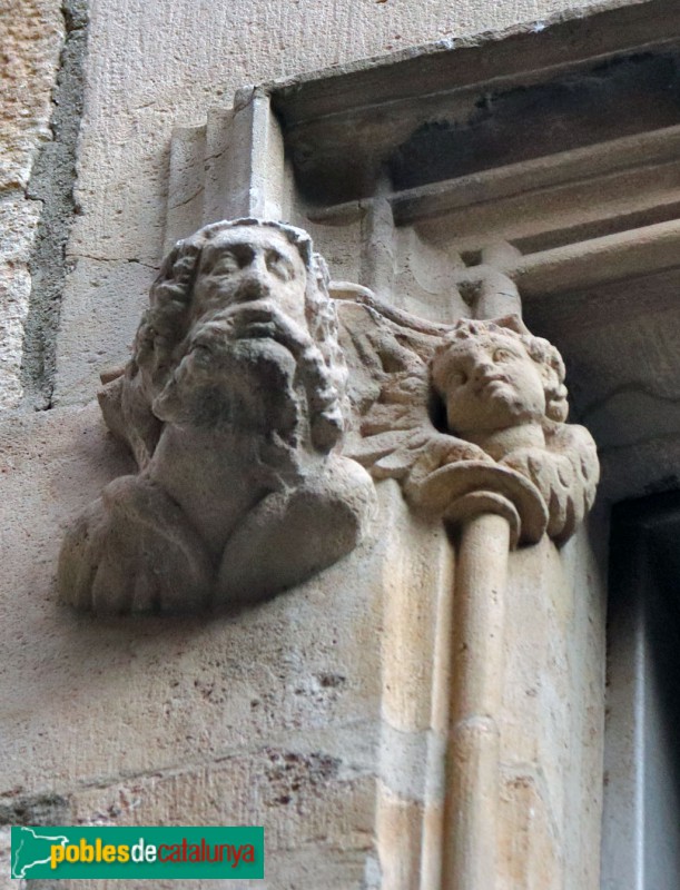 Barcelona - Palau de Lloctinent, detall d'una finestra (Foto: Albert Esteves, 2020) Barcelona - Palau de Lloctinent, detall d'una finestra