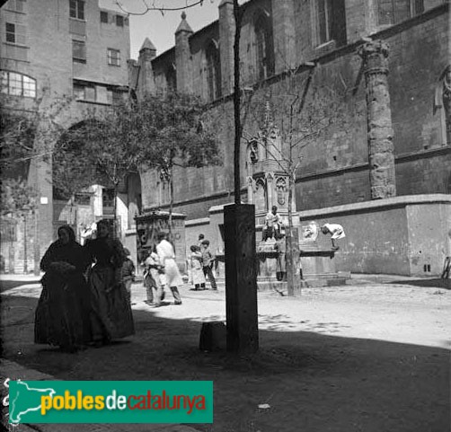 Barcelona - Plaça del Rei, abans de la reforma (Foto: Frederic Bordas -Arxiu Fotogràfic Centre Excursionista de Catalunya-, c1888) Barcelona - Plaça del Rei, abans de la reforma