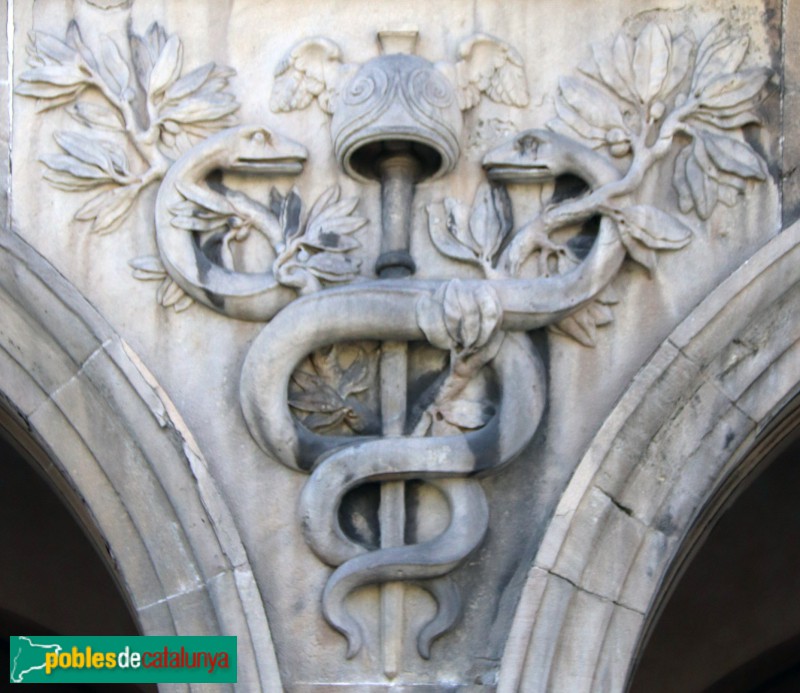 Barcelona - Porxos d'en Xifré. Relleus entre els arcs (Foto: Albert Esteves, 2020) Barcelona - Porxos d'en Xifré. Relleus entre els arcs