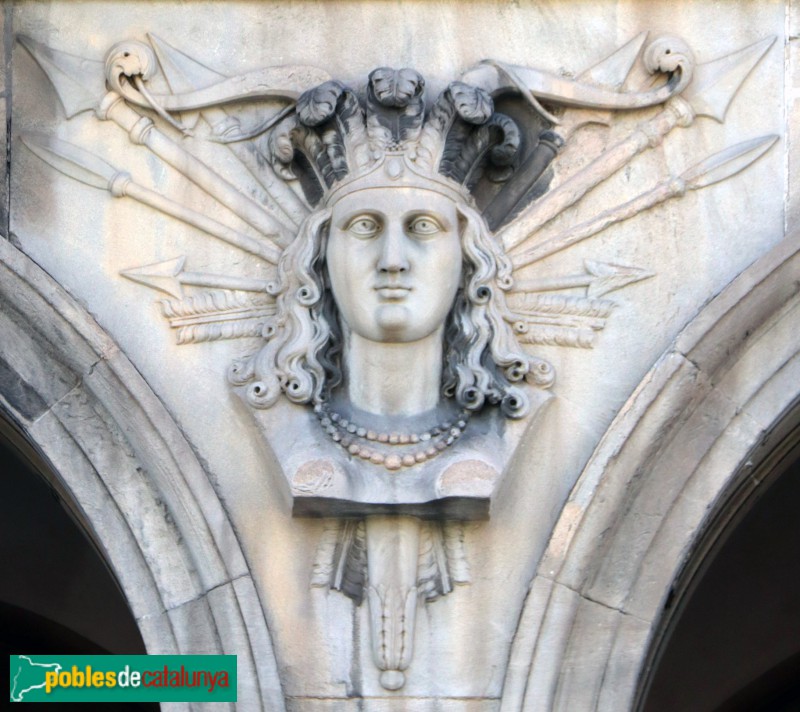 Barcelona - Porxos d'en Xifré. Relleus entre els arcs (Foto: Albert Esteves, 2020) Barcelona - Porxos d'en Xifré. Relleus entre els arcs