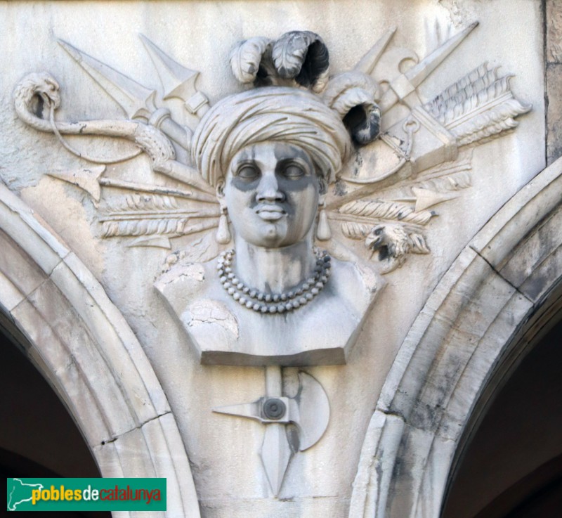 Barcelona - Porxos d'en Xifré. Relleus entre els arcs (Foto: Albert Esteves, 2020) Barcelona - Porxos d'en Xifré. Relleus entre els arcs