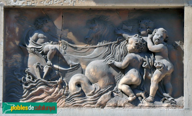 Barcelona - Porxos d'en Xifré. Relleus amb putti (Foto: Albert Esteves, 2020) Barcelona - Porxos d'en Xifré. Relleus amb putti