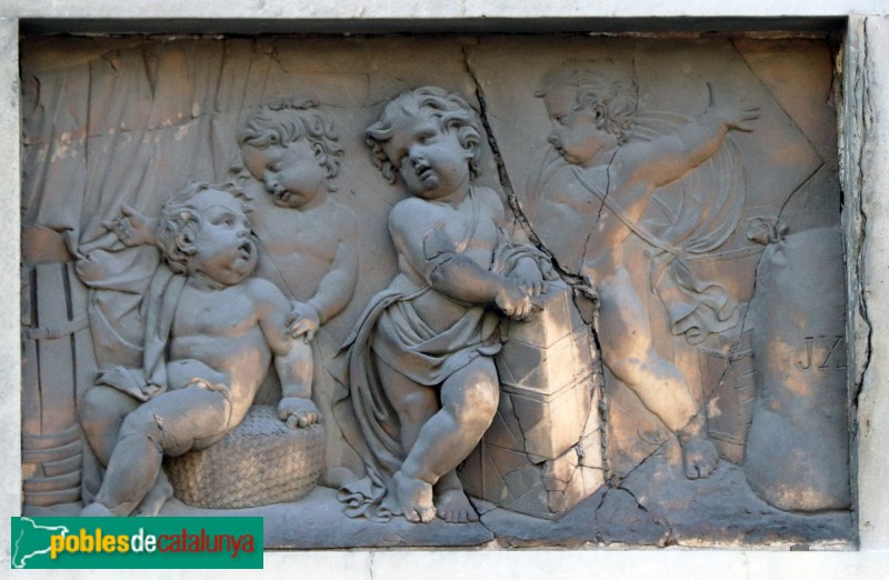 Barcelona - Porxos d'en Xifré. Relleus amb putti (Foto: Albert Esteves, 2020) Barcelona - Porxos d'en Xifré. Relleus amb putti