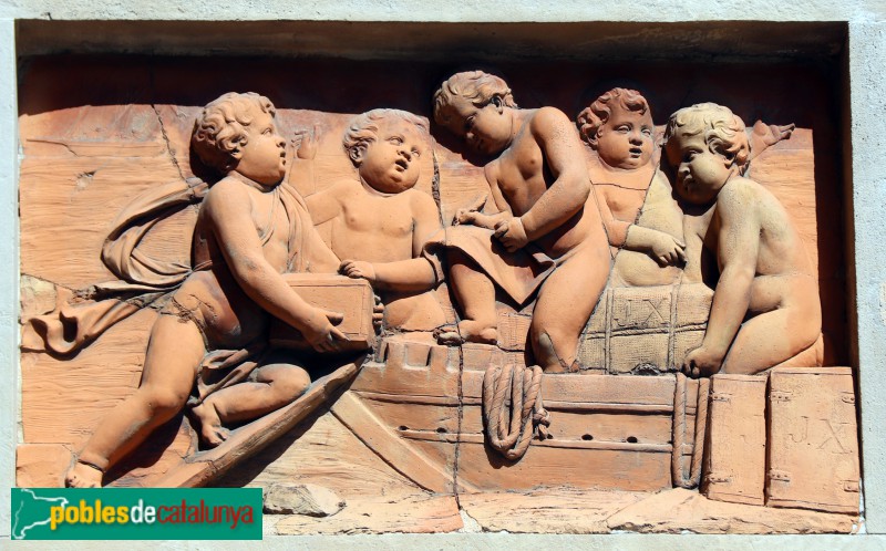 Barcelona - Porxos d'en Xifré. Relleus amb putti (Foto: Albert Esteves, 2020) Barcelona - Porxos d'en Xifré. Relleus amb putti