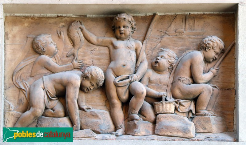 Barcelona - Porxos d'en Xifré. Relleus amb putti (Foto: Albert Esteves, 2020) Barcelona - Porxos d'en Xifré. Relleus amb putti
