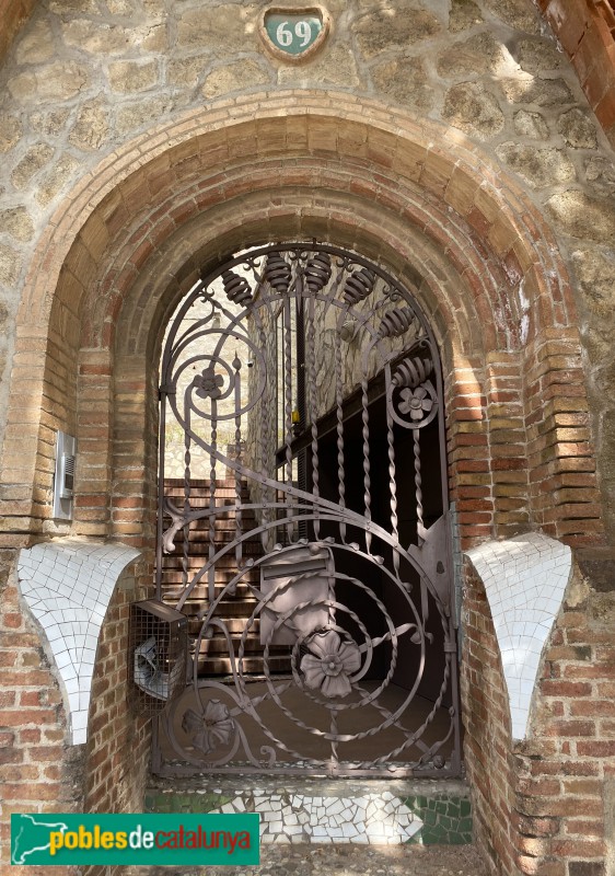 Barcelona - Av. Tibidabo, 69. Porta del mur exterior (Foto: Albert Esteves, 2020) Barcelona - Av. Tibidabo, 69. Porta del mur exterior