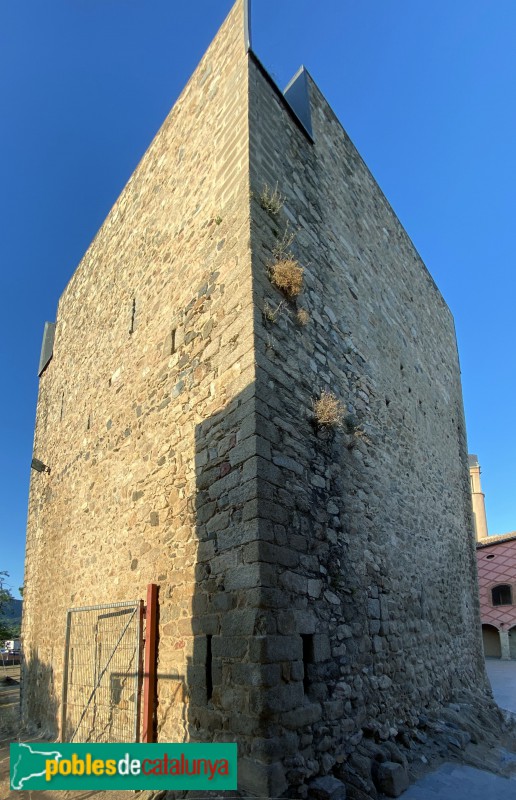 Calonge - Castell de Calonge. Torre d'homenatge (Foto: Albert Esteves, 2020) Calonge - Castell de Calonge. Torre d'homenatge
