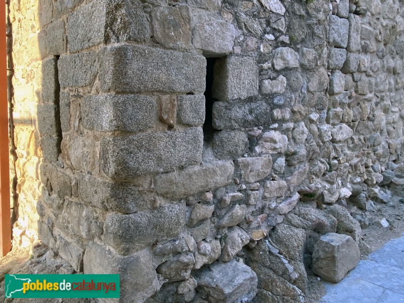 Calonge - Castell de Calonge. Torre d'homenatge (Foto: Albert Esteves, 2020) Calonge - Castell de Calonge. Torre d'homenatge