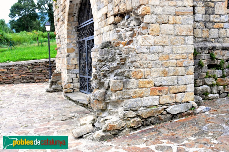 Les - Capella de Sant Blai - Detall que mostra que l'estructura actual era part d'una de més gran (Foto: Joan Sànchez Sabé, 2014) Les - Capella de Sant Blai - Detall que mostra que l'estructura actual era part d'una de més gran