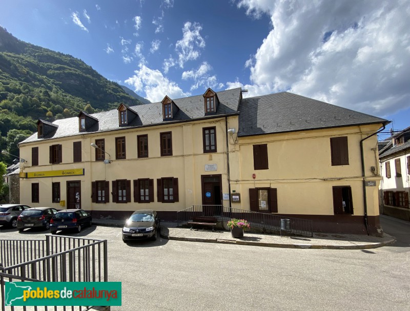 Les - Antiga escola de les Monges de la Sagrada Família (Foto: Albert Esteves, 2020) Les - Antiga escola de les Monges de la Sagrada Família