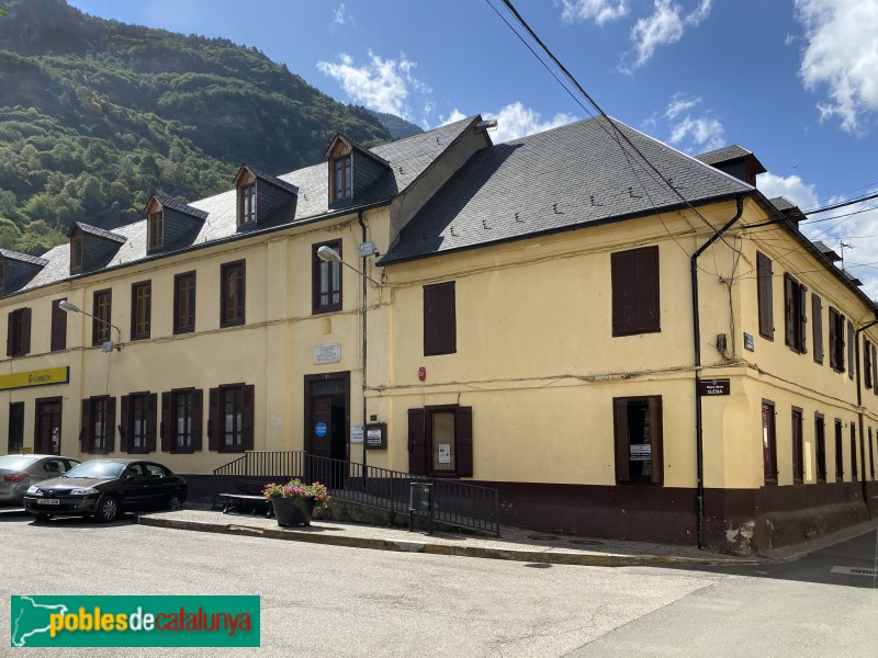 Les - Antiga escola de les Monges de la Sagrada Família (Foto: Albert Esteves, 2020) Les - Antiga escola de les Monges de la Sagrada Família