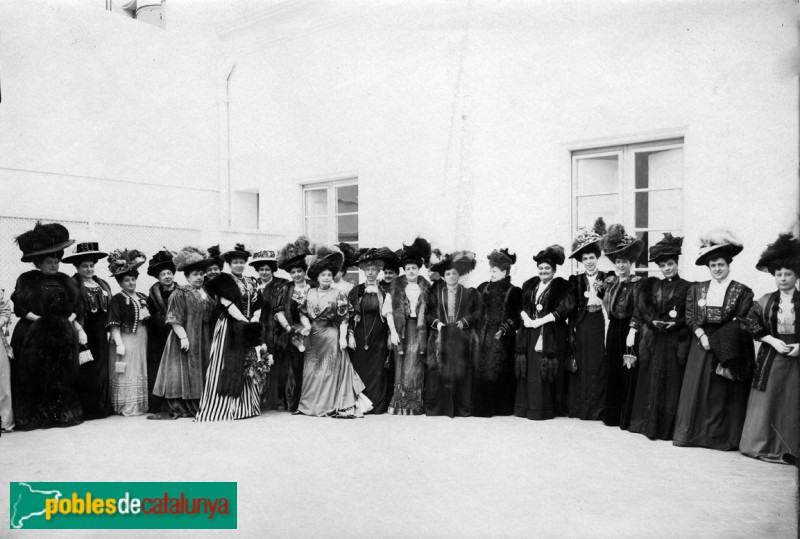 Barcelona - Junta de Dames al voltant de la Marquesa de Comillas, el dia de la inauguració de l'Asil (Foto: <i>Frederic Ballell -Arxiu Fotogràfic de Barcelona-</i>, 1908) Barcelona - Junta de Dames al voltant de la Marquesa de Comillas, el dia de la inauguració de l'Asil