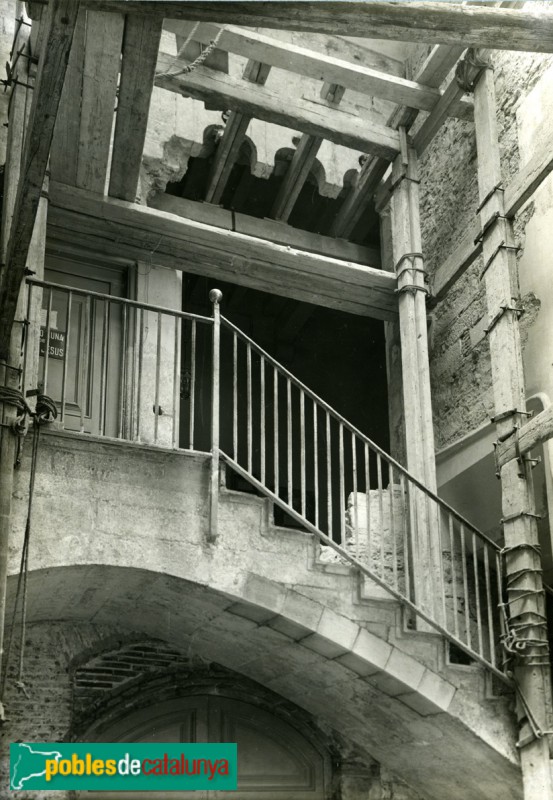 Barcelona - Asil Bressol del Nen Jesús. Finestra gòtica descoberta al pati interior (Foto: <i>Francesc Ribera Colomer -Arxiu Fotogràfic de Barcelona-</i>, 1956) Barcelona - Asil Bressol del Nen Jesús. Finestra gòtica descoberta al pati interior