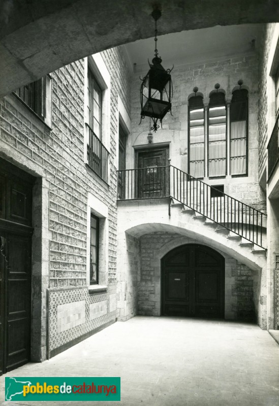 Barcelona - Asil Bressol. Pati interior un cop restaurat (Foto: <i>Francesc Ribera Colomer -Arxiu Fotogràfic de Barcelona-</i>, 1959) Barcelona - Asil Bressol. Pati interior un cop restaurat