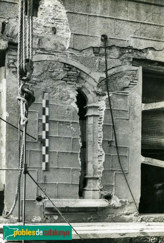 Barcelona - Asil Bressol. Descobriment de la galeria superior (Foto: <i>Francesc Ribera Colomer -Arxiu Fotogràfic de Barcelona-</i>, 1955) Barcelona - Asil Bressol. Descobriment de la galeria superior