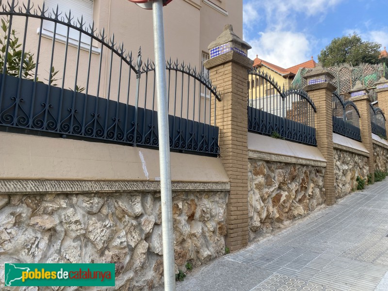 Barcelona - Cooperativa de Periodistes de la Salut. Tanca exterior (Foto: Albert Esteves, 2021) Barcelona - Cooperativa de Periodistes de la Salut. Tanca exterior