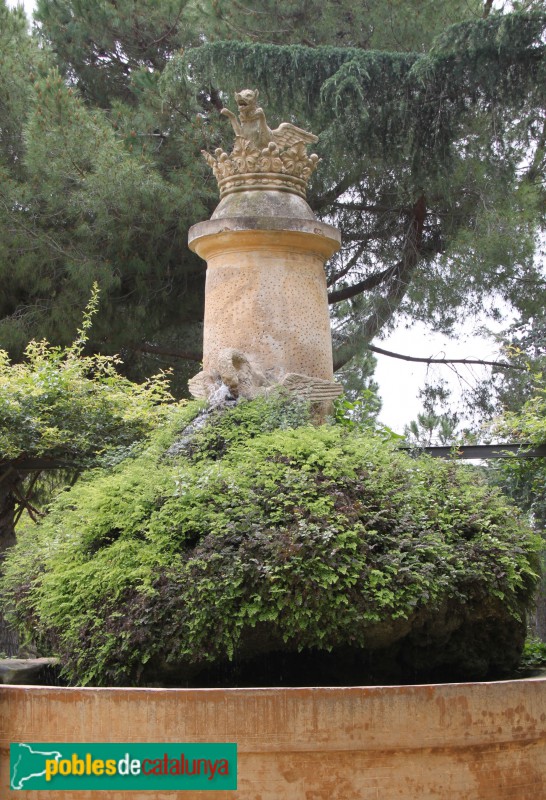 Barcelona - Jardins del Laberint d'Horta. Font del Pelicà i escultura-símbol de la família Llupià