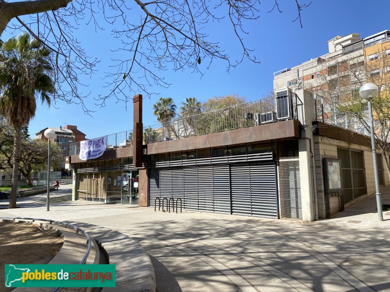 Barcelona - Plaça d'Àngel Pestaña, Casal del barri la Prosperitat (Foto: Albert Esteves, 2021) Barcelona - Plaça d'Àngel Pestaña, Casal del barri la Prosperitat