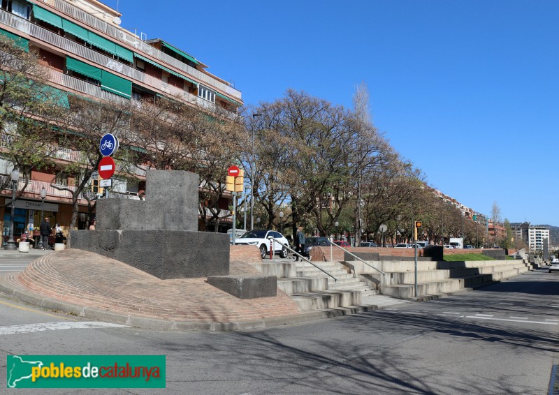 Barcelona - Mitjana escultòrica de l'Av. Rio de Janeiro (Foto: Albert Esteves, 2021) Barcelona - Mitjana escultòrica de l'Av. Rio de Janeiro