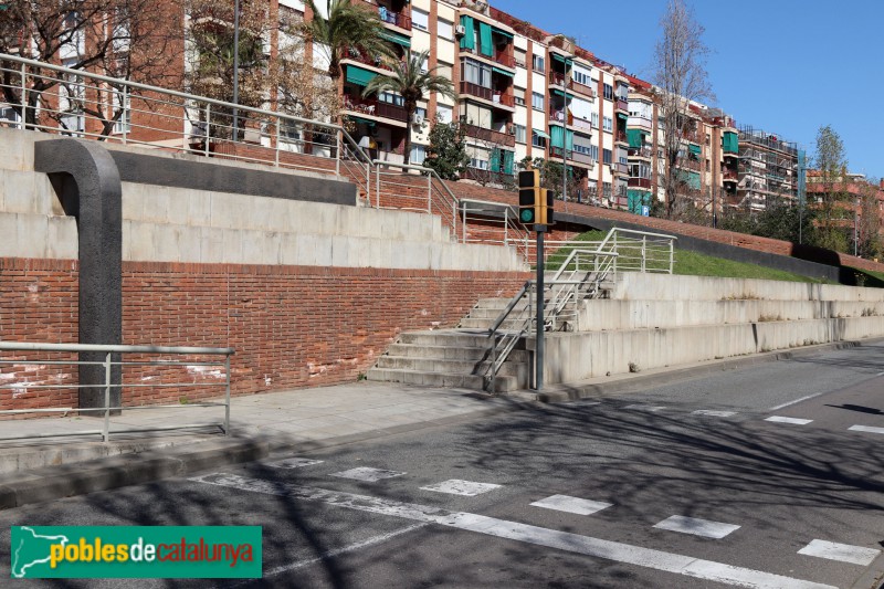 Barcelona - Mitjana escultòrica de l'Av. Rio de Janeiro (Foto: Albert Esteves, 2021) Barcelona - Mitjana escultòrica de l'Av. Rio de Janeiro