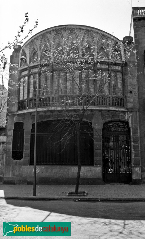 Barcelona - La casa Salvat, l'any 1972, abans de la seva transformació Barcelona - La casa Salvat, l'any 1972, abans de la seva transformació