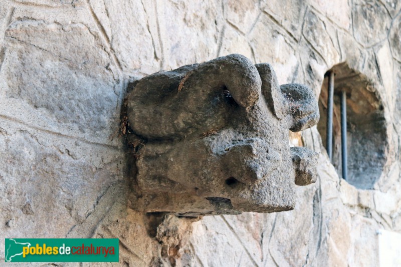 L'Hospitalet de Llobregat - Capella romànica de Santa Eulàlia. Bases de columna esculpida (segle XII)