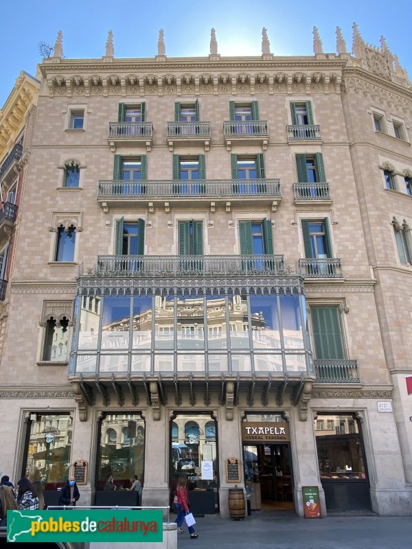 Barcelona - Casa Bosch Alsina (Plaça Catalunya, 8) (Foto: Albert Esteves, 2021) Barcelona - Casa Bosch Alsina (Plaça Catalunya, 8)