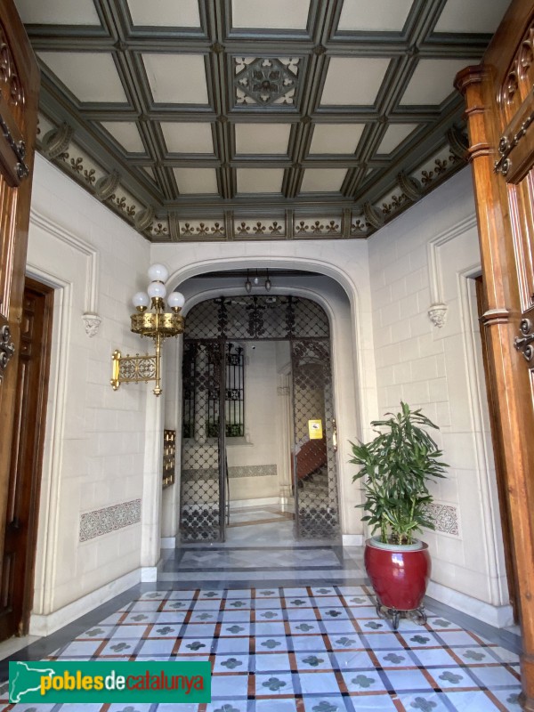 Barcelona - Casa Bosch Alsina (Plaça Catalunya, 8) (Foto: Albert Esteves, 2021) Barcelona - Casa Bosch Alsina (Plaça Catalunya, 8)