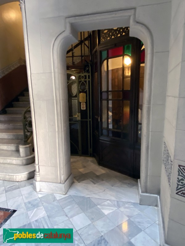 Barcelona - Casa Bosch Alsina (Plaça Catalunya, 8) (Foto: Albert Esteves, 2021) Barcelona - Casa Bosch Alsina (Plaça Catalunya, 8)