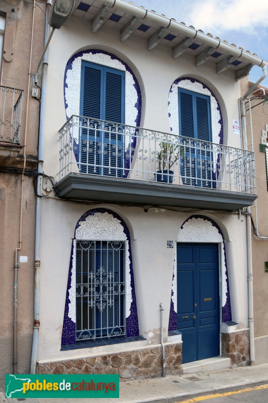 Cornellà de Llobregat - Carrer Ametller, 29 (Foto: Albert Esteves, 2021) Cornellà de Llobregat - Carrer Ametller, 29