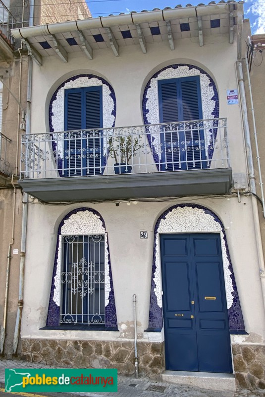 Cornellà de Llobregat - Carrer Ametller, 29 (Foto: Albert Esteves, 2021) Cornellà de Llobregat - Carrer Ametller, 29