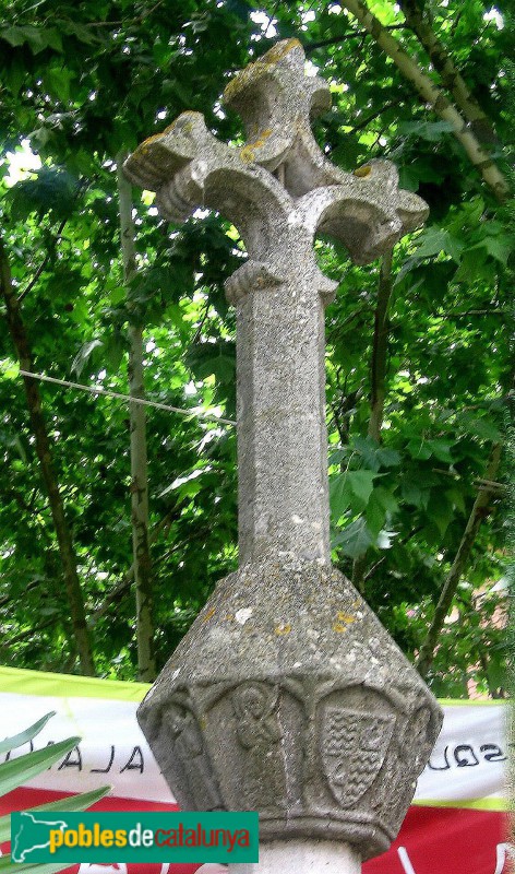 Begues - Creu de terme original, quan estava situada davat de l'església (Foto: Albert Esteves, 2006) Begues - Creu de terme original, quan estava situada davat de l'església