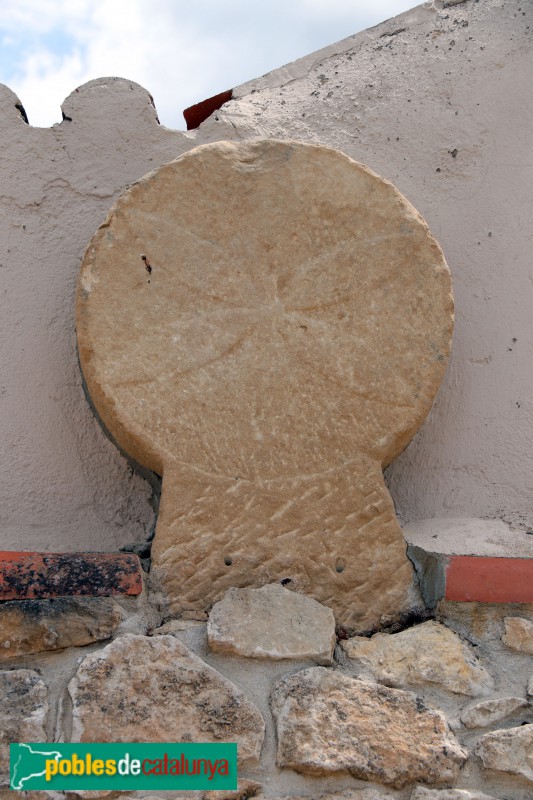 Vinaixa - Cementiri. Estela discoidal (Foto: Albert Esteves, 2021) Vinaixa - Cementiri. Estela discoidal