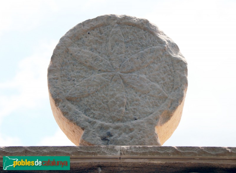 Vinaixa - Cementiri. Estela discoidal (Foto: Albert Esteves, 2021) Vinaixa - Cementiri. Estela discoidal