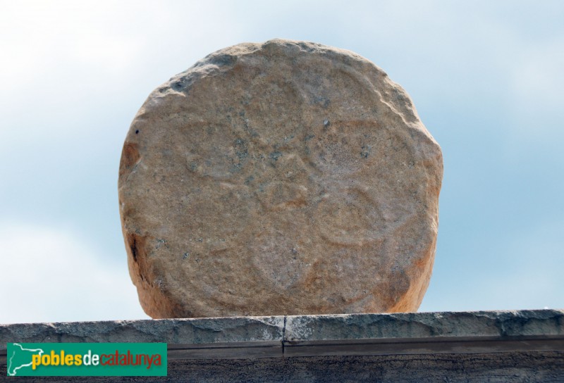 Vinaixa - Cementiri. Estela discoidal (Foto: Albert Esteves, 2021) Vinaixa - Cementiri. Estela discoidal