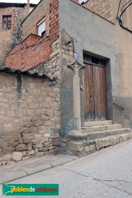 Vinaixa - Creu de la plaça dels Arbres (Foto: Albert Esteves, 2021) Vinaixa - Creu de la plaça dels Arbres