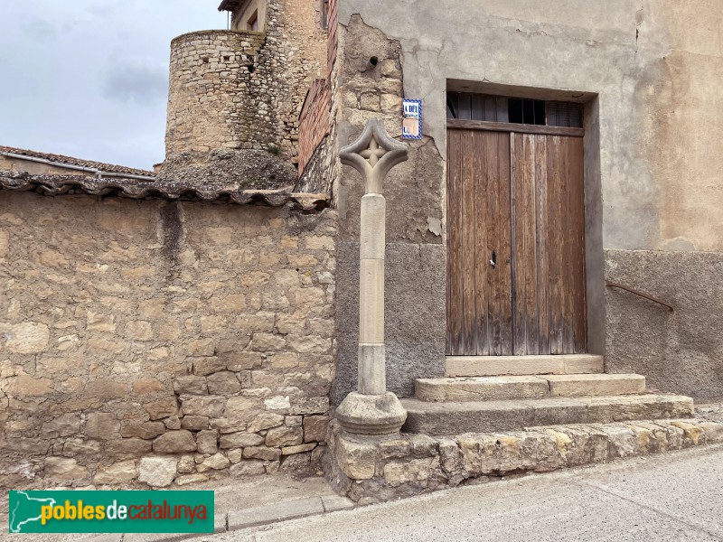 Vinaixa - Creu de la plaça dels Arbres (Foto: Albert Esteves, 2021) Vinaixa - Creu de la plaça dels Arbres