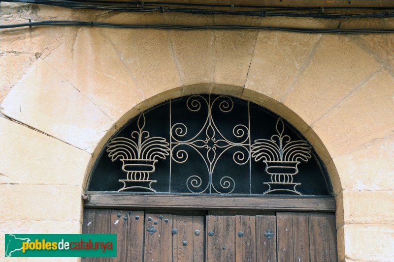 Vinaixa - Nucli antic. Portal adovellat i reixa (Foto: Albert Esteves, 2021) Vinaixa - Nucli antic. Portal adovellat i reixa