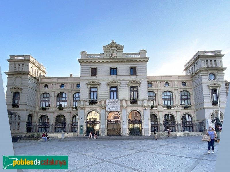 Sabadell - Ajuntament. Façana de la plaça Doctor Robert (Foto: Albert Esteves, 2021) Sabadell - Ajuntament. Façana de la plaça Doctor Robert
