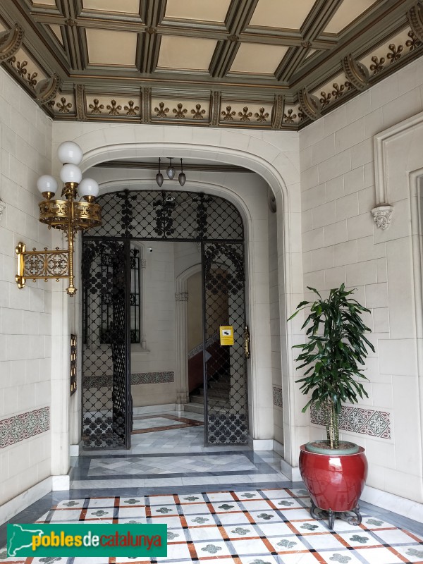 Barcelona - Casa Bosch Alsina (Plaça Catalunya, 8 (Foto: Anna Corcoll, 2020) Barcelona - Casa Bosch Alsina (Plaça Catalunya, 8