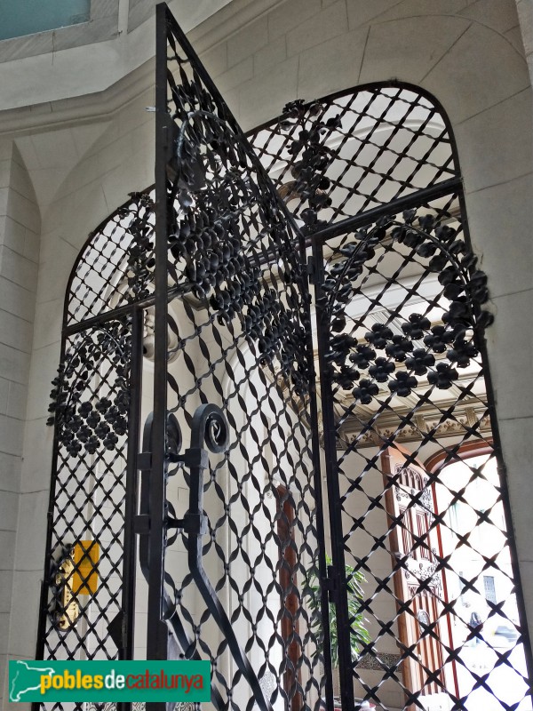 Barcelona - Casa Bosch Alsina (Plaça Catalunya, 8) (Foto: Anna Corcoll, 2020) Barcelona - Casa Bosch Alsina (Plaça Catalunya, 8)