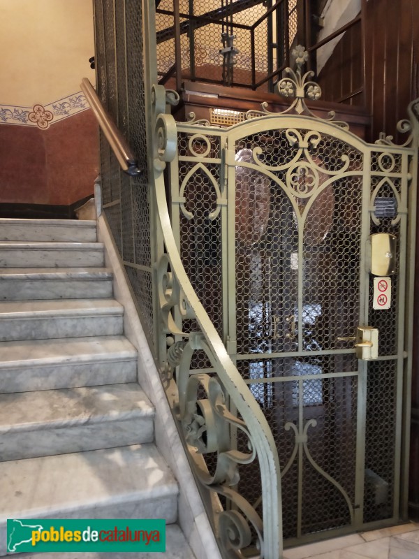 Barcelona - Casa Bosch Alsina (Plaça Catalunya, 8) (Foto: Anna Corcoll, 2020) Barcelona - Casa Bosch Alsina (Plaça Catalunya, 8)