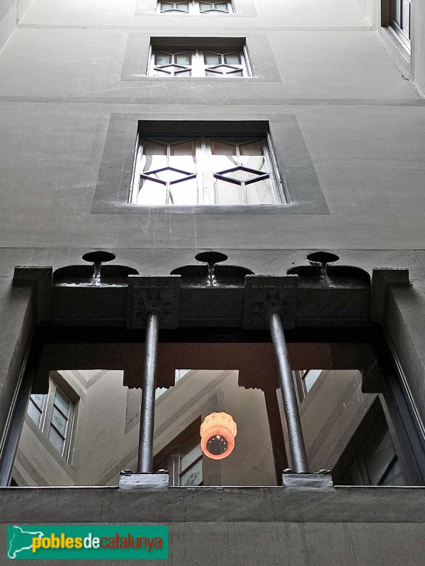 Barcelona - Casa Bosch Alsina (Plaça Catalunya, 8) (Foto: Anna Corcoll, 2020) Barcelona - Casa Bosch Alsina (Plaça Catalunya, 8)