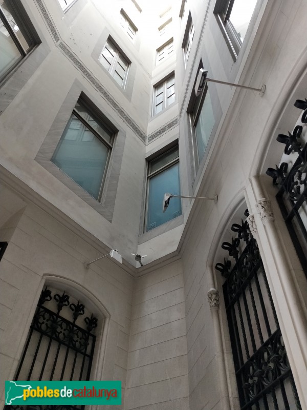 Barcelona - Casa Bosch Alsina (Plaça Catalunya, 8) (Foto: Anna Corcoll, 2020) Barcelona - Casa Bosch Alsina (Plaça Catalunya, 8)