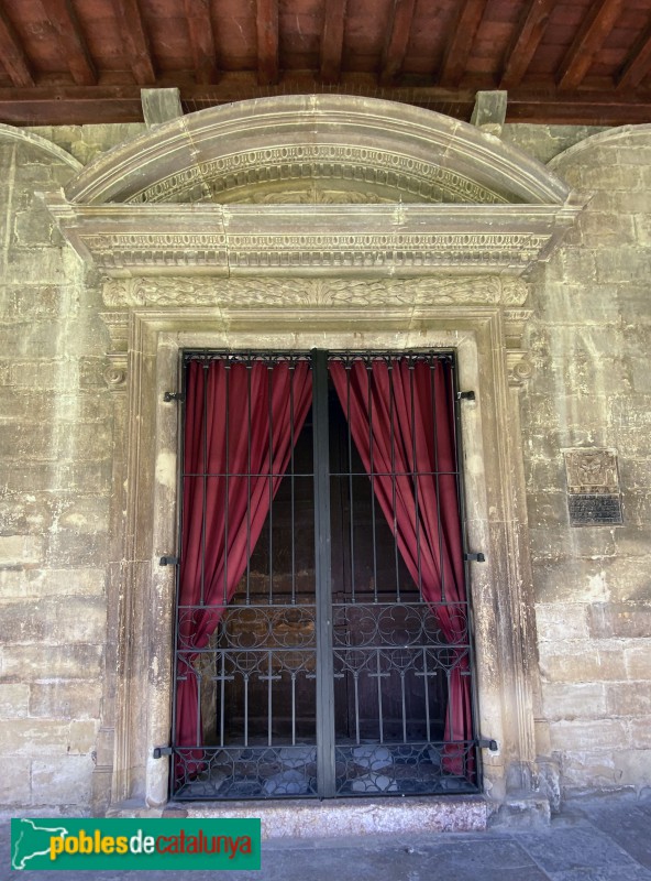 Tortosa - Claustre de la catedral. Porta de la capella de la Cinta (Foto: Albert Esteves, 2021) Tortosa - Claustre de la catedral. Porta de la capella de la Cinta