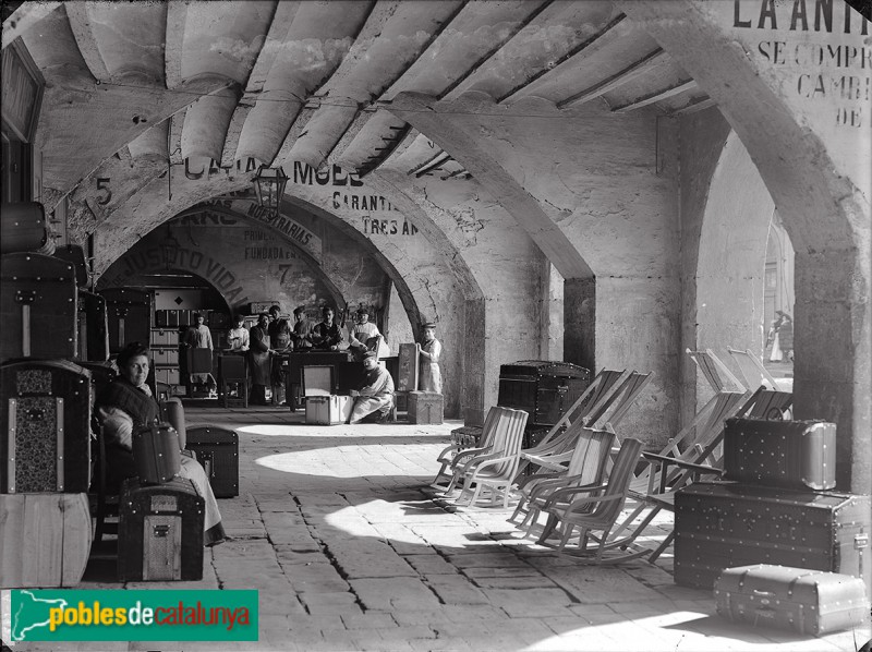 Voltes dels encants abans de la reforma. Arxiu Fotogràfic de Barcelona, 1908