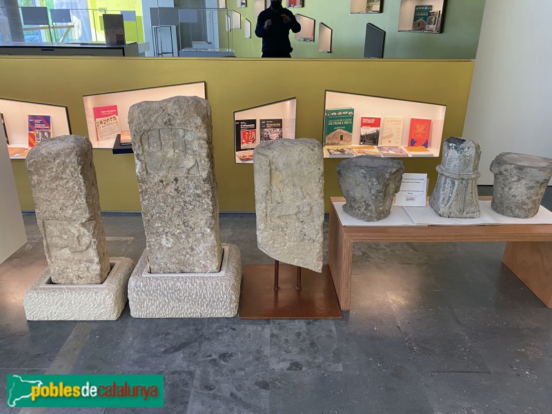 Les Borges Blanques - Espai Macià. Capitells del segle XIII procedents de l'antiga església parroquial (Foto: Albert Esteves, 2021) Les Borges Blanques - Espai Macià. Capitells del segle XIII procedents de l'antiga església parroquial