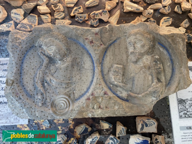 Les Borges Blanques - Espai Macià. Relleus de sant Joan i sant Pere, fragment de retaule procedent de l'antiga església parroquial (Foto: Albert Esteves, 2021) Les Borges Blanques - Espai Macià. Relleus de sant Joan i sant Pere, fragment de retaule procedent de l'antiga església parroquial