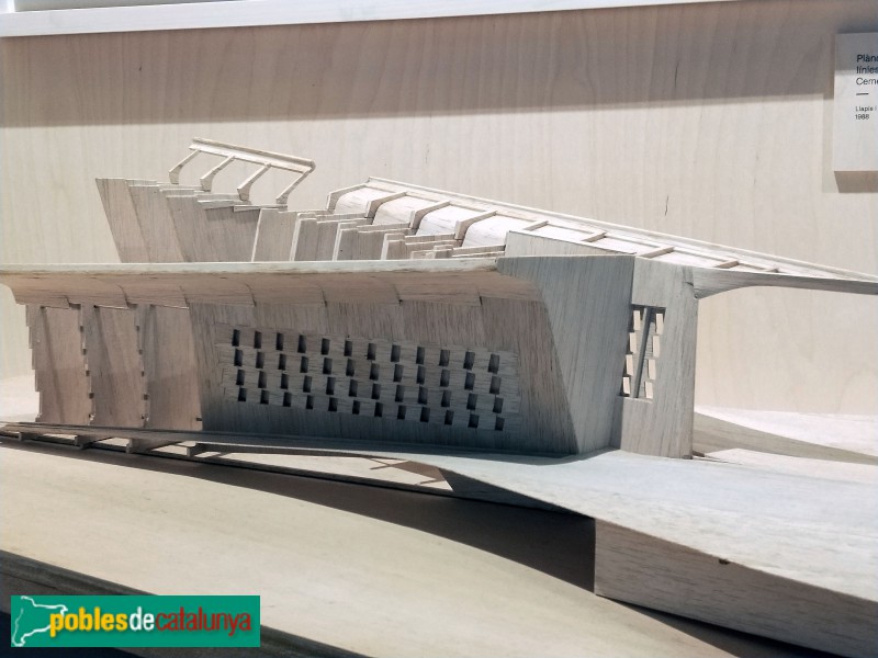 Maqueta dels murs dels nínxols per al Cementiri d'Igualada. Exposició sobre Miralles al MUHBA (Foto: Anna Corcoll, 2021) Maqueta dels murs dels nínxols per al Cementiri d'Igualada. Exposició sobre Miralles al MUHBA